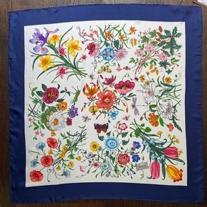 New Authentic Gucci Scarf Flora V. Accornero Floral White Blue Border Silk Wrap